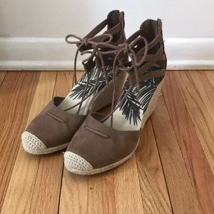Like new strappy wedges